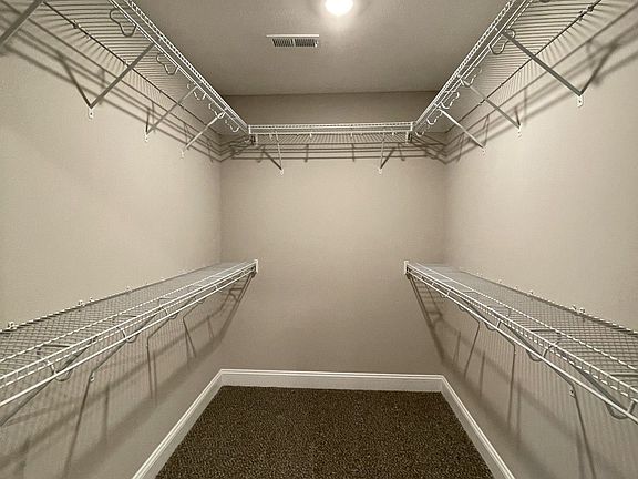 5th image of 812 Lillian Grace Dr