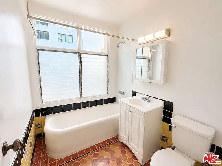 634 S Gramercy Pl #200 — Photo 9
