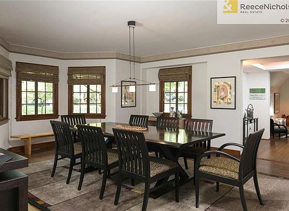 Dining Room with plaster molding