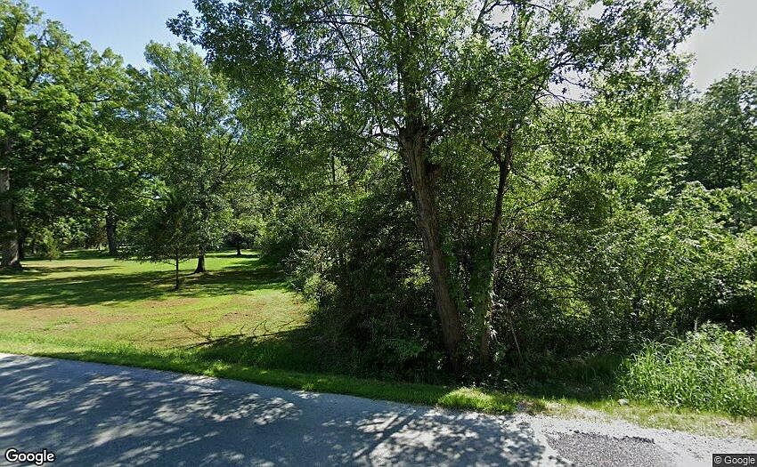 2nd image of 913 E Bemes Rd