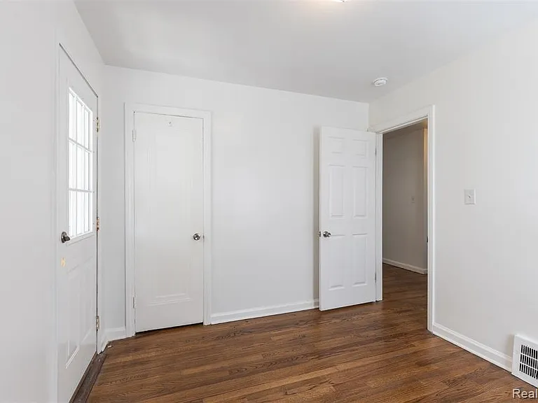613 Riverbank St — Photo 14
