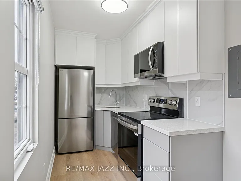 251 Simcoe St S #204 — Photo 7