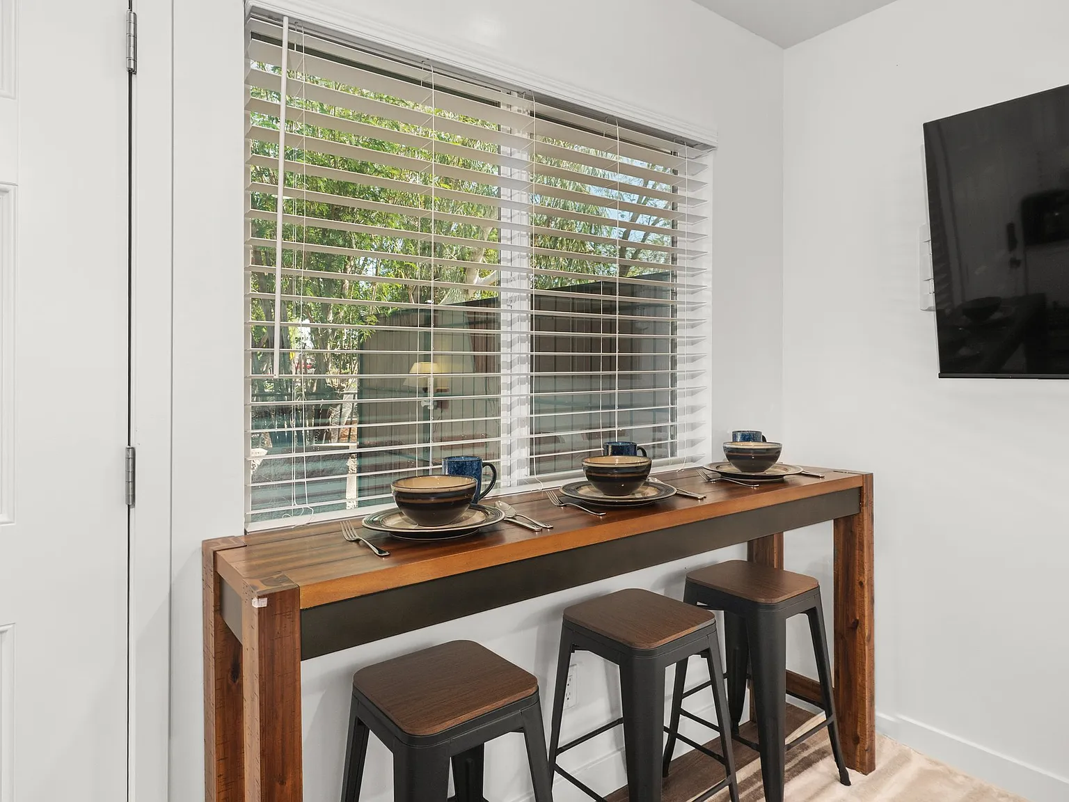 DT PHX |Furnished 1BR | Pet-friendly |All Utils Incl | Ideal for Travel Nurses & Relocators - #1 — Photo 1