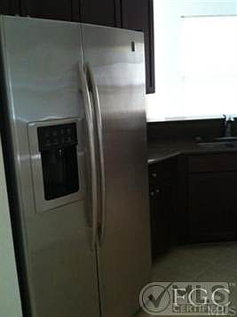 KITCHEN WITH STAINLESS STEEL APPLIANCES.