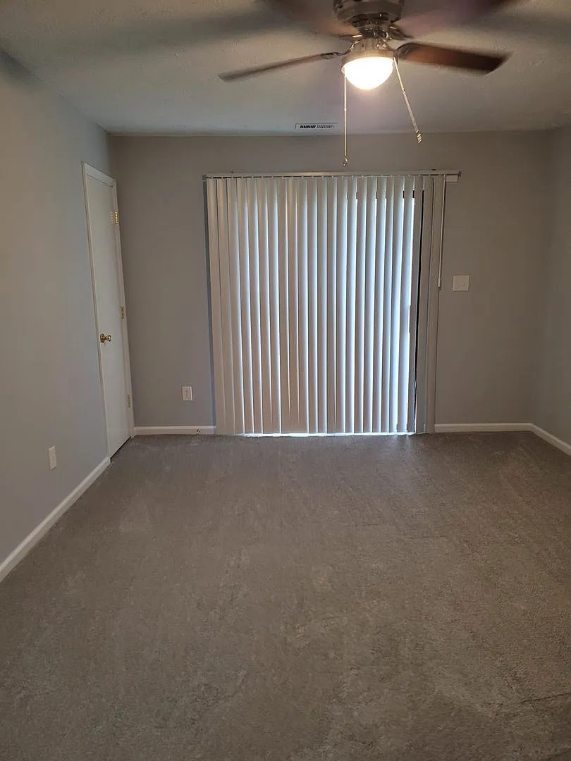 2 Bedroom, 1 bath apartment - Downstairs Unit — Photo 2