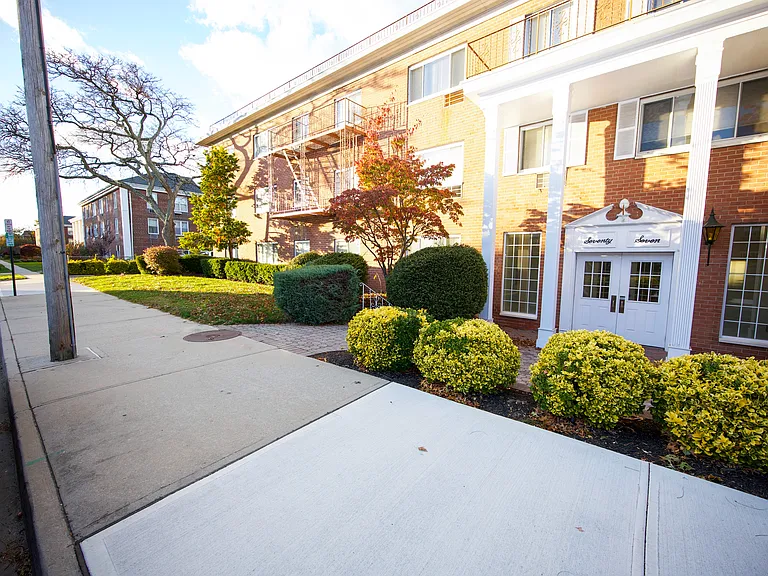 67 Lenox Rd #2B — Photo 1