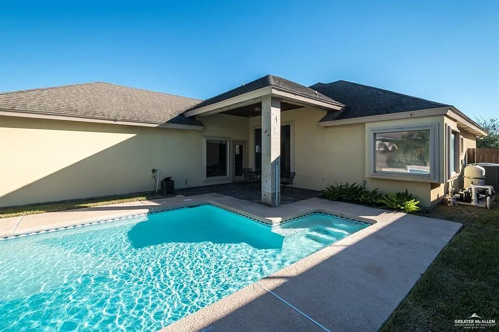 3 bed, 2.0 bath, 2217 sqft, $2,300 — Photo 3