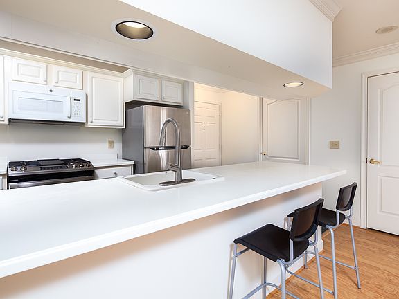 4th image of 1050 N Stuart St #717-1