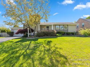 1424 Ridgewood Ave SE, East Grand Rapids, MI 49506