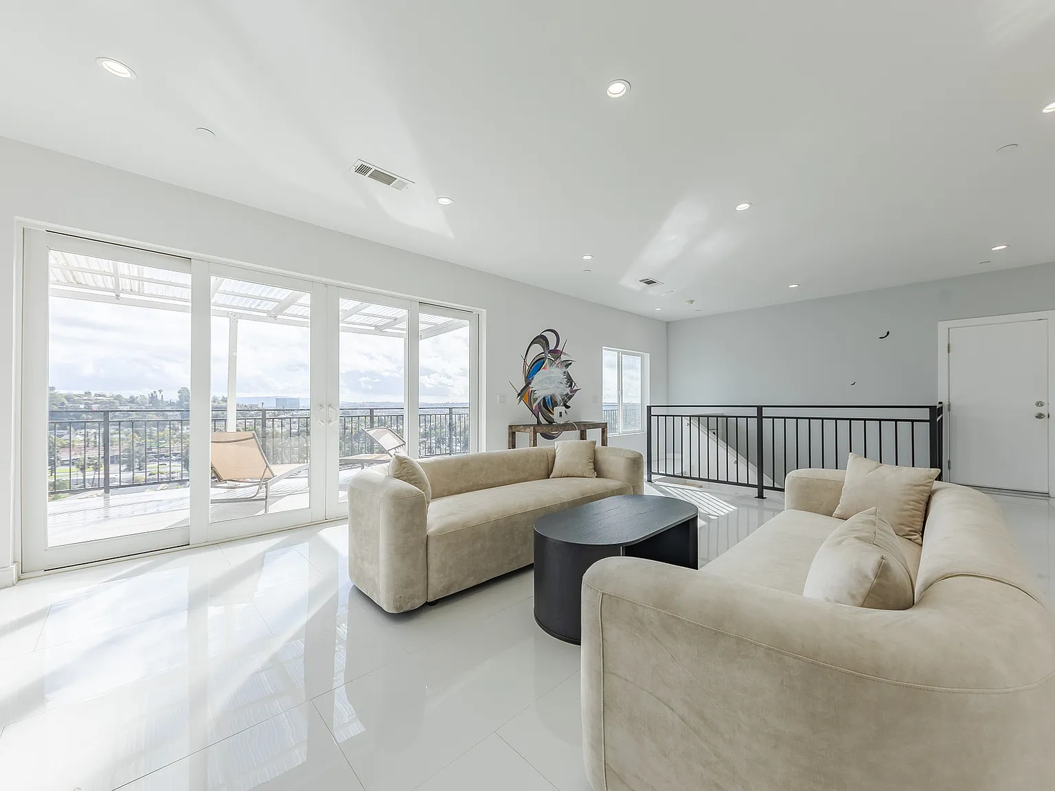 5 bed, 3567 sqft, $14,900 — Photo 3
