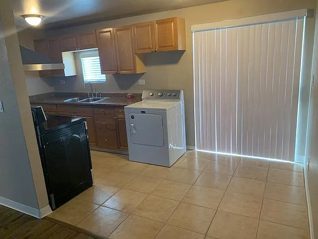 1725 Anderson St — Photo 4