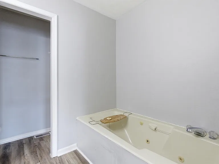 435 Greenview Dr — Photo 18