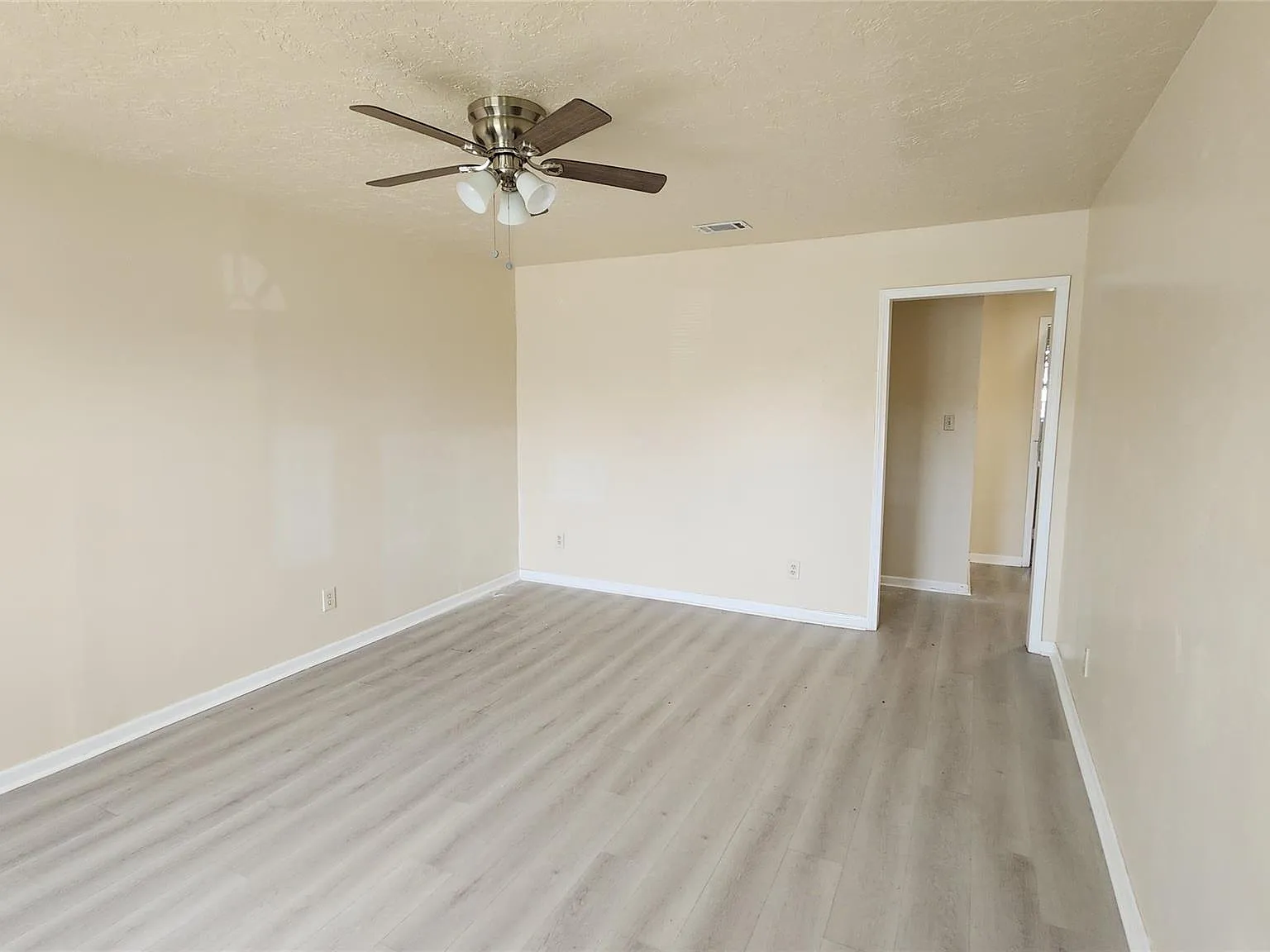 3 bed, 1.0 bath, 1047 sqft, $1,625 — Photo 4