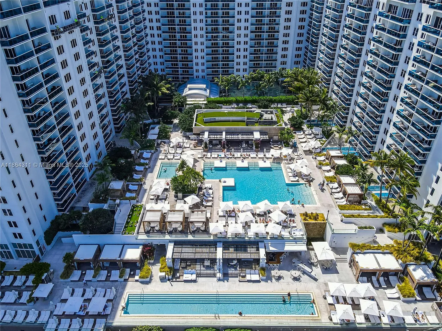 Roney Palace Condo — Photo 3