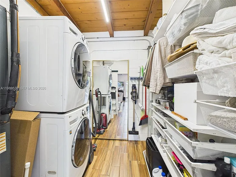 1632 SW 28th Ave #0 — Photo 4