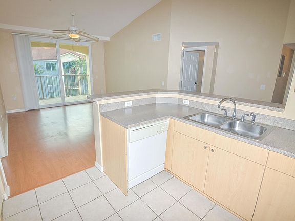 4th image of 623 Villa Cir #623