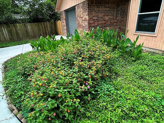 3rd image of 230 W Willwood Dr