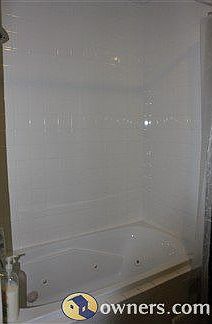Jacuzzi Tub/Ceramic Tiled Shower