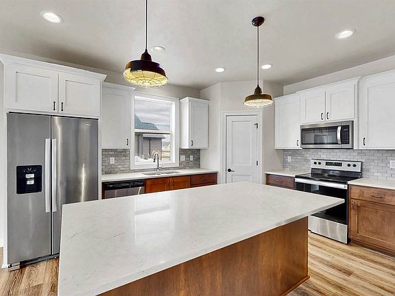 3rd image of 1129 Applewood Dr