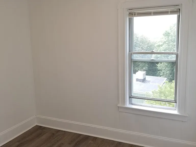  212 Burnside Ave Basem 2Bed/1Ba PetOK Laundry +Storage — Photo 18