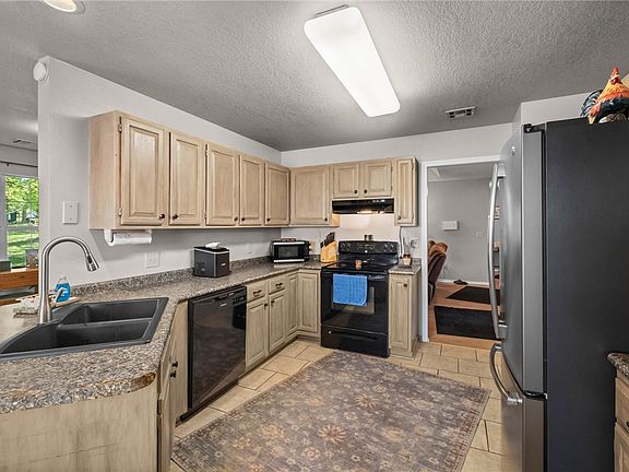 3rd image of 903 Willow Ct