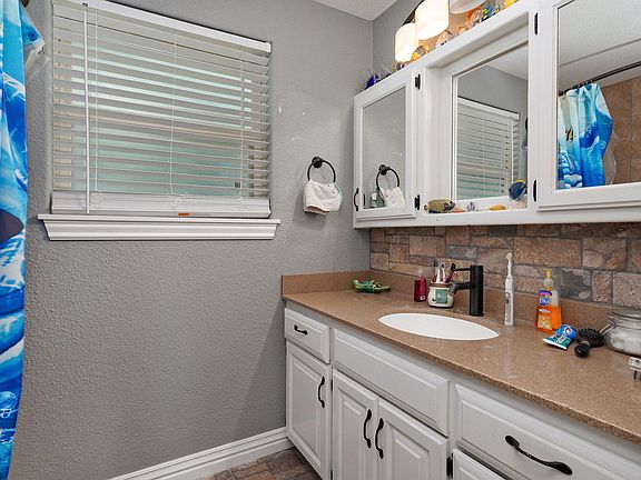 5th image of 535 Oak Ln