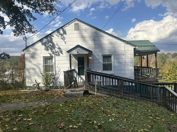 230 Roosevelt St, Crab Orchard, WV 25827