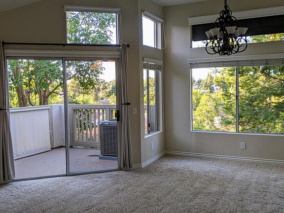 Dining area & balcony