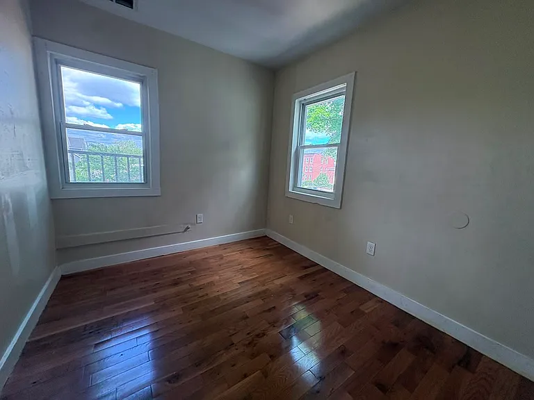 564 Howard Ave #2R — Photo 9