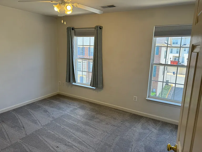 2743 Manhattan Pl — Photo 49