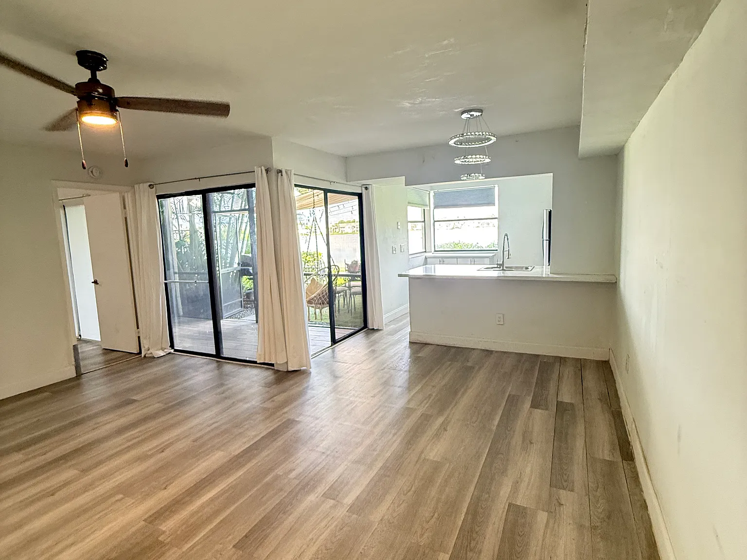 2 bed, 960 sqft, $2,300 — Photo 2