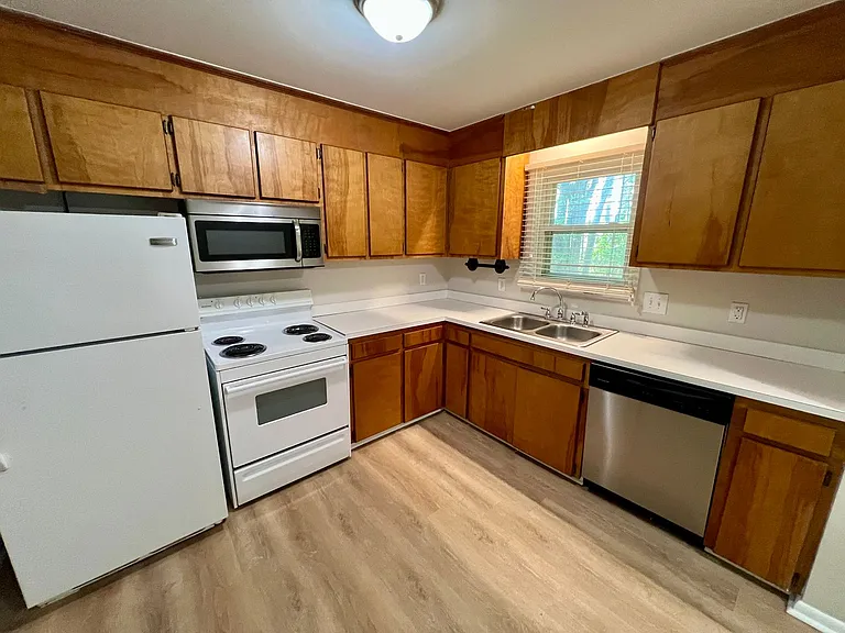 605 Picadilly Sq — Photo 8