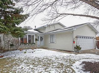 130 Wedgewood Dr, South Elgin, IL 60177