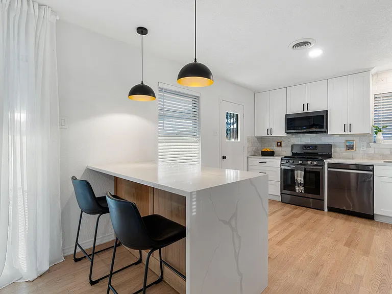 9209 Lindaro Ln — Photo 1