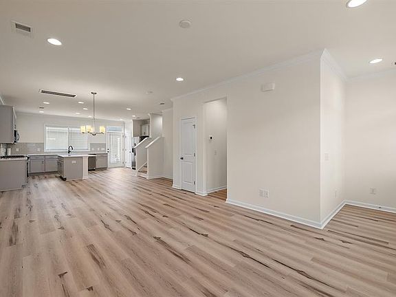 5th image of 616 Southview Ln