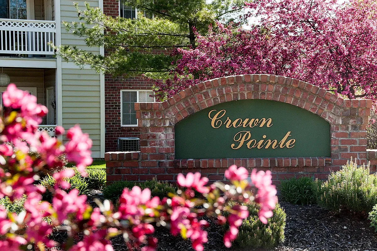 Crown Pointe Apartments — Photo 1