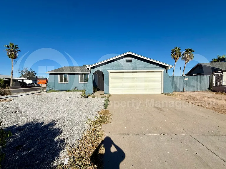 1653 N 69th Ave — Photo 2