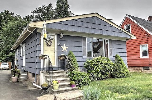 Adoorable, well maintained, entry-level home in Woodbridge!