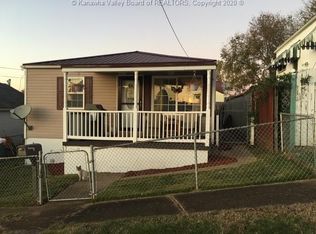 1025 10th St, Nitro, WV 25143
