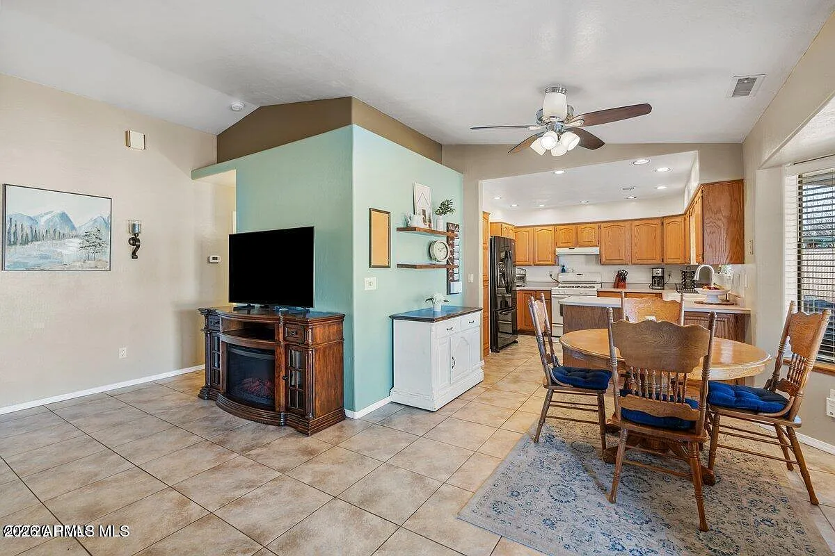 3 bed, 2.0 bath, 1407 sqft, $1,500 — Photo 3