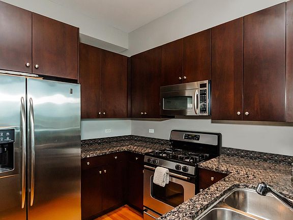 5th image of 500 W Superior St Unit 1004