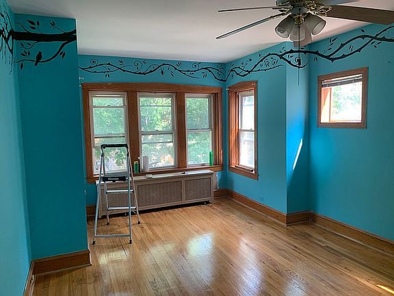 3rd image of 5526 N Sawyer Ave
