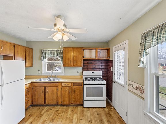 5th image of 374 Larkwood Dr