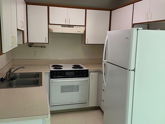 2nd image of 212 NE 43rd Ave #212
