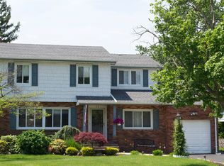 11 Wensley Rd, Plainview, NY 11803