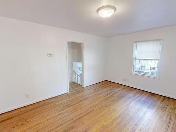 4th image of 910 Sylvan Ave