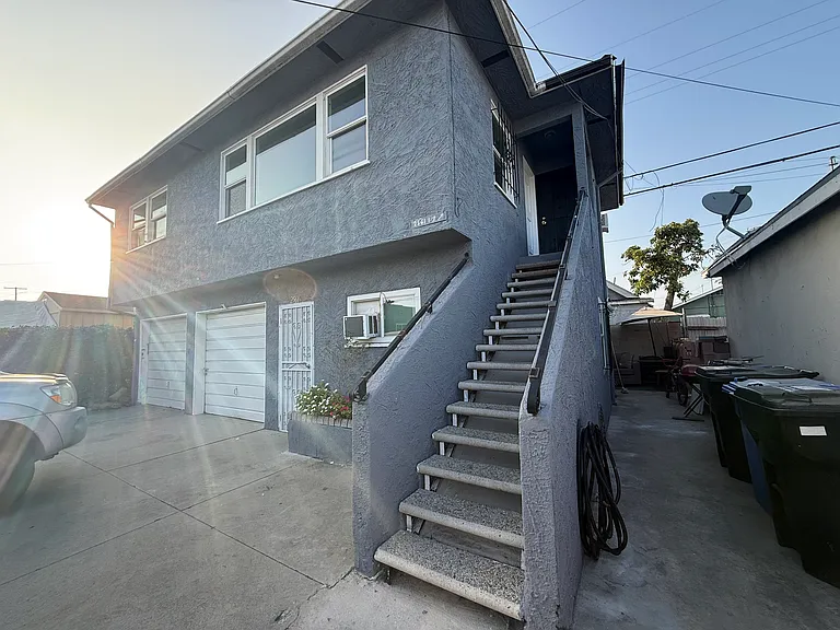 2561 Poplar Pl #1/2 — Photo 1