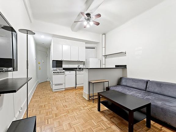 2nd image of 118 W 72nd St APT 303