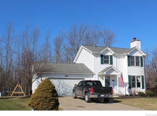 6060 Margaret Ann Dr, Lake View, NY 14085