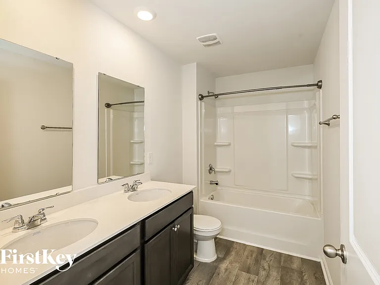 196 Greenwich Dr — Photo 13
